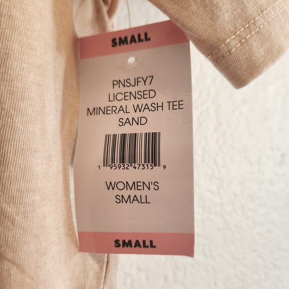 Peanuts Women's Size Small Arizona It's Hot! Tan/Colorful Graphic T-shirt NWT - Picture 7 of 7